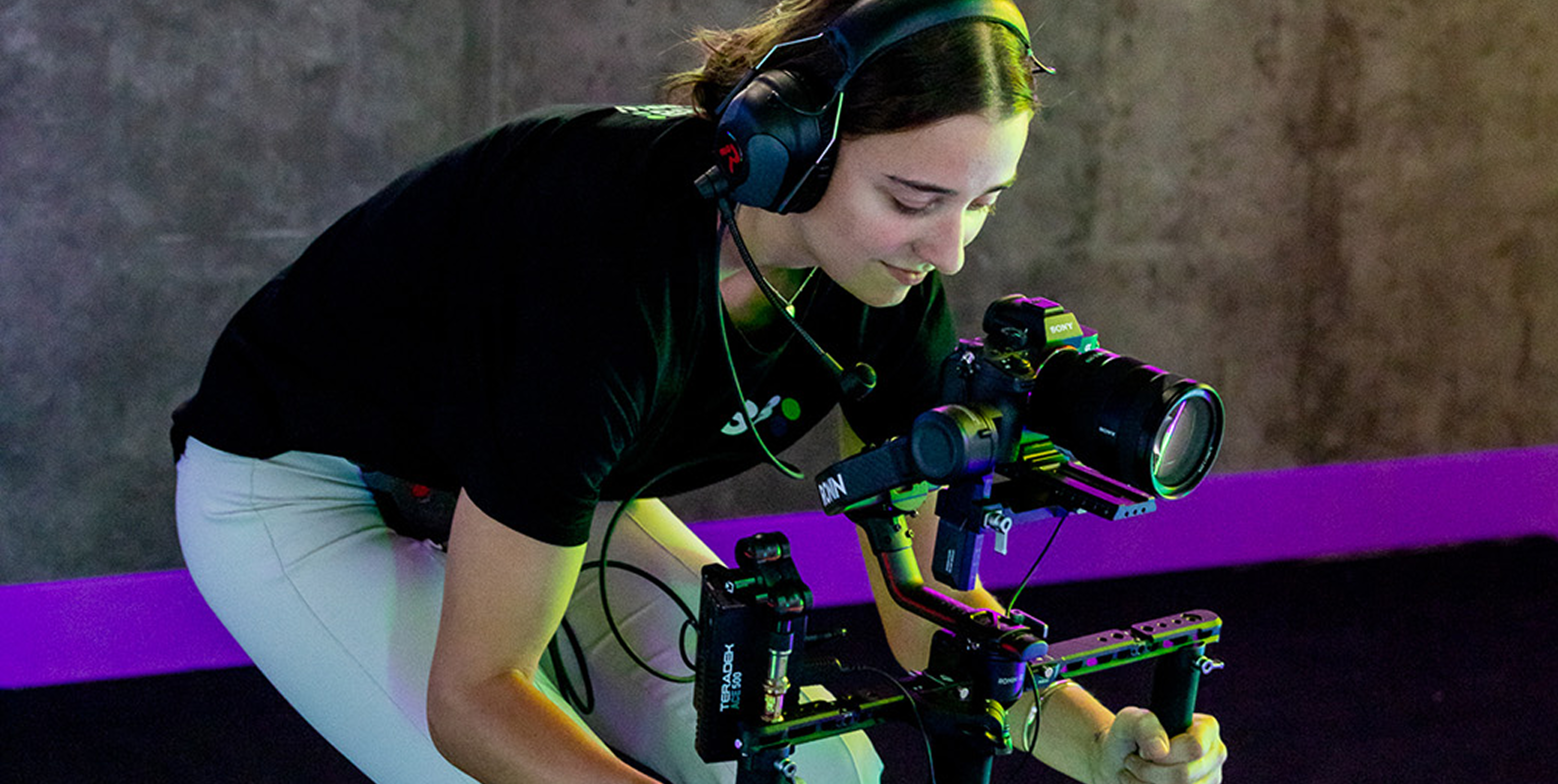 Vera van Geenen aan het werk als videograaf